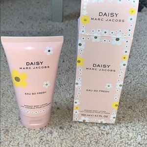 Marc jacobs daisy body lotion